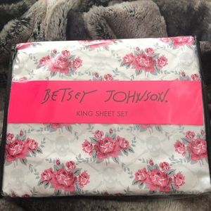 Betsy Johnson Skull Rose King sheet set